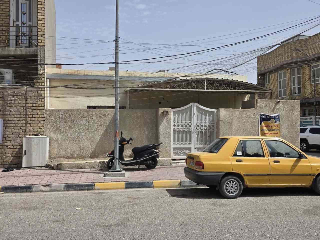 الدار للبيع مساحه 89 متر
واقع حال 100 ركن مربعه 10×10 
خلف مطعم جبوري 
***********
غير متواجد عل فيس
