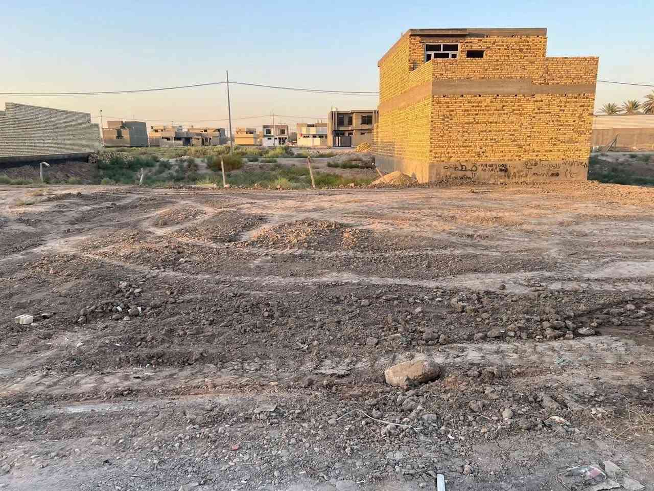 السلام عليكم
قطع ارض للبيع داخل مجمع سكني

موقع جيد جداً

طابو زراعي سند 25

المساحات المتوفره 1

200

(تحويل مباشر )

خدمات - ماء - كهرباء - شوارع 10 م تبليط - اناره ليليه

الموقع ؟

قرب البوابه الجنوبيه - مجمع البوابه السكني - مقابل المعيميره

للاستسفار عن أي عقار يتم نشره

مراسلة الصفحه او الاتصال على***********
