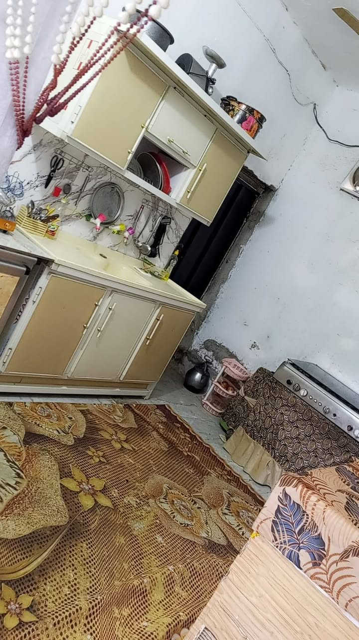 السلام عليكم بيت 🏠 للبيع مساحته 120متر يحتوي ع غرفه عدد ثنين وصاله ومطبخ وصحيات وطارمه العنوان الكوفه 17تموز الصدر الثالث للاستفسار اتصل على هذا الرقم ***********
