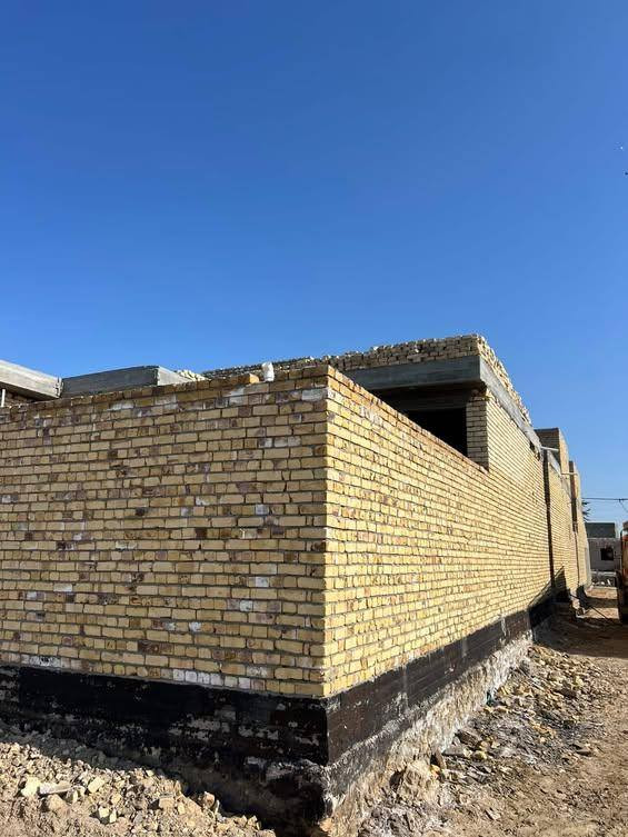 سلام عليكم 
بيت للبيع  منطقه البو حجر ع شارع قريب على مجمع الخير
مساحه 350او400
يتكون البيت من. 
غرفتين 
وصالتين 
مطبخ 
واستقبال 
البيت كامل معايز شي بس لبخ  مسس وجاهز 
للاستفسار الاتصال ع رقم ***********.
