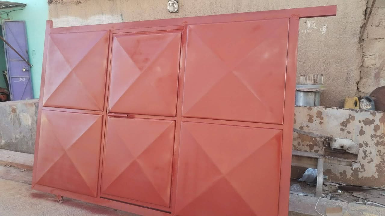 السلام عليكم اخوان باب سلايت للبيع فصال جديد كامل مامستخدم حديد ثگيل ارتفاع 2متر وعرض 3 متر سعر 350 وبي مجال بسيط المكان القائم حصيبه قرب گراج العبيدي  للتواصل على الرقم
(***********)
