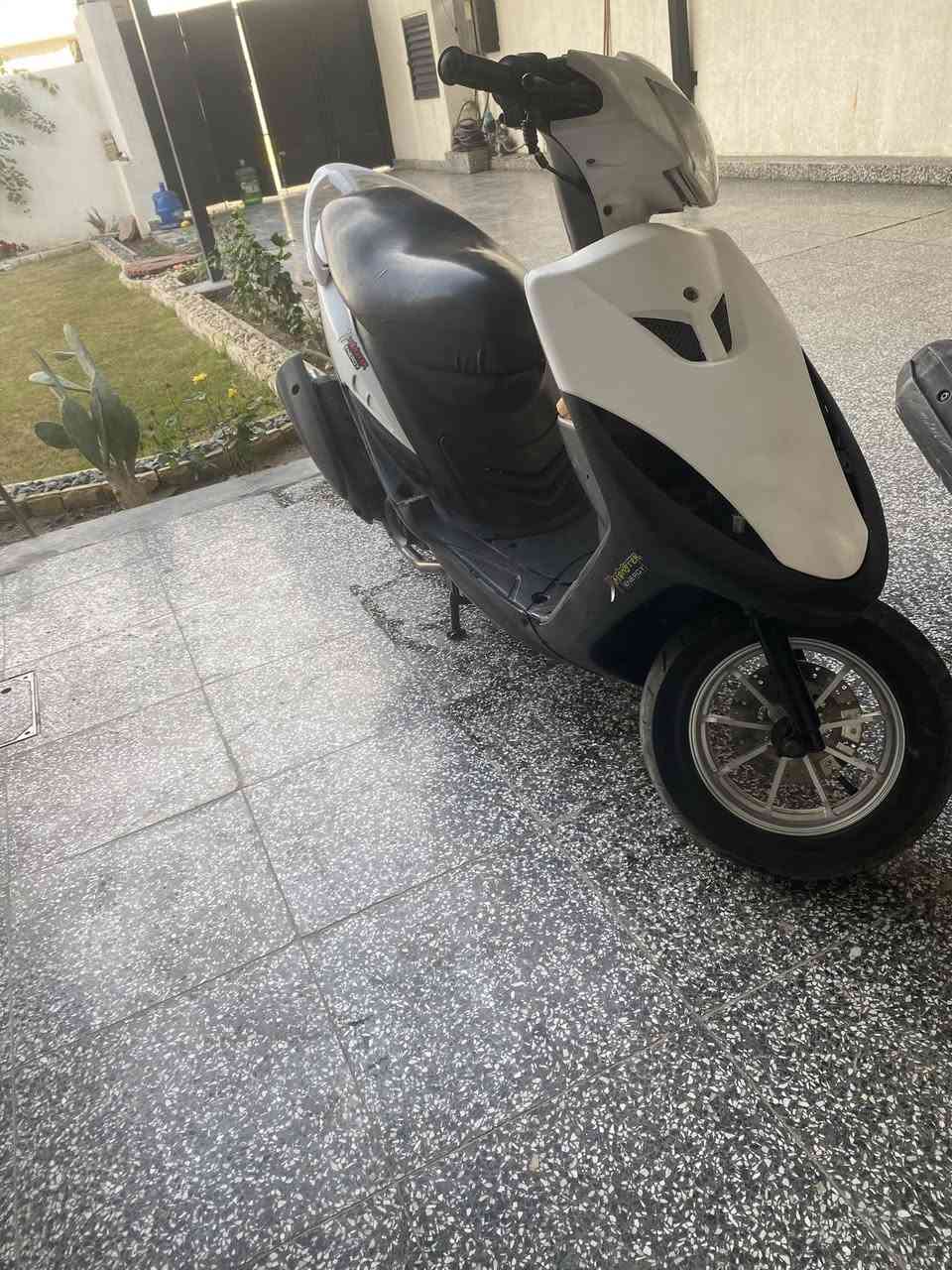 السلام عليكم حبايب عدله ٥٥ مكينه مكفوله اول فتحه الهه ، بس دبلاتهه الاماميه شويه تعبانه الدراجه شلعه تشيلك وتشمرك كهربائيات مكفوله ( الاشاير موجوده ) السعر ٤٧٥ مكاني بغداد يرموك وهذا رقمي *********** بي واتساب
