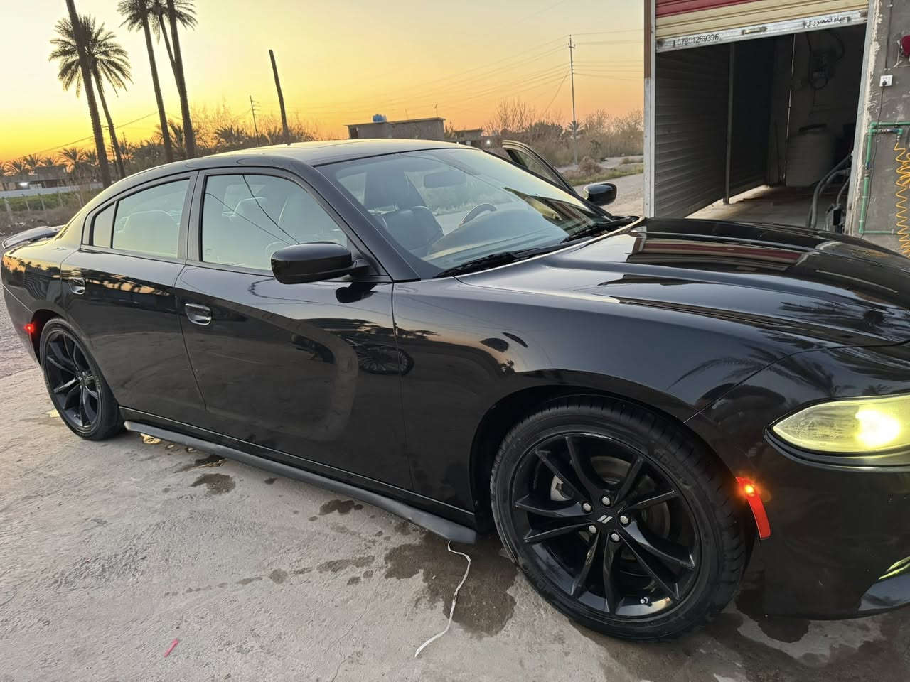 السلام عليكم جارجر موديل 2022  كلين عدا الشخط الي موضح بالصوره بالجهه اليمنه ماشيه 95 الف ميل للاستفسار ***********
