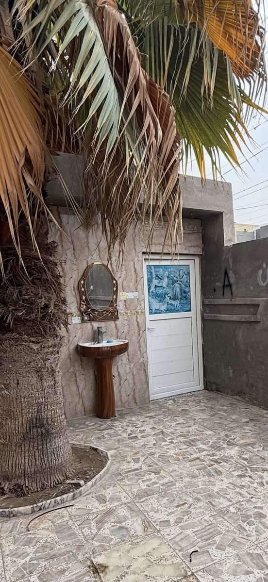 بيت للبيع مساحة 200 متر طابقين الطابق الاول استقبال وصالة وغرفة نوم ومطبح ومناور عدد2 وكراج كبير يتسع سيارتين وحمامين داخلي وخارجي 
الطابق الثاني غرفتين نوم كبيرات نظام سويتات مع صالة كبيرة تصبح غرفتين نوم مع سطح 
حي العامل نهاية مول الباقر الامير الاولى
للاستفسار عن السعر اجب برقم 1
أو الاتصال ***********
***********
