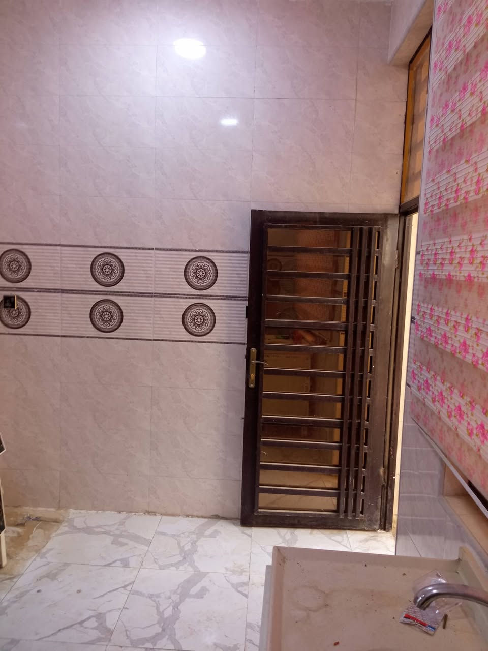 مشتمل الايجار
المساحه//100م
الواجهه//10م،،،،،،،،النزال//10م
غرفة نوم 
هول
مطبخ 
استقبال
مجمع صحيات عدد2 
خدمات جاهزه//
ماء وكهرباء وخط مولده وانترنيت ضوئي ومدارس 
العنوان//
شارع 80 ،،،،،،،،شارع شريفه الجديد مقابل ملعب نوارس محيزم 
محيزم /4
الاتصال//
***********
***********
مكتب عالم التطور للعقار 
بإدارة//أوس المرشدي للعقار
