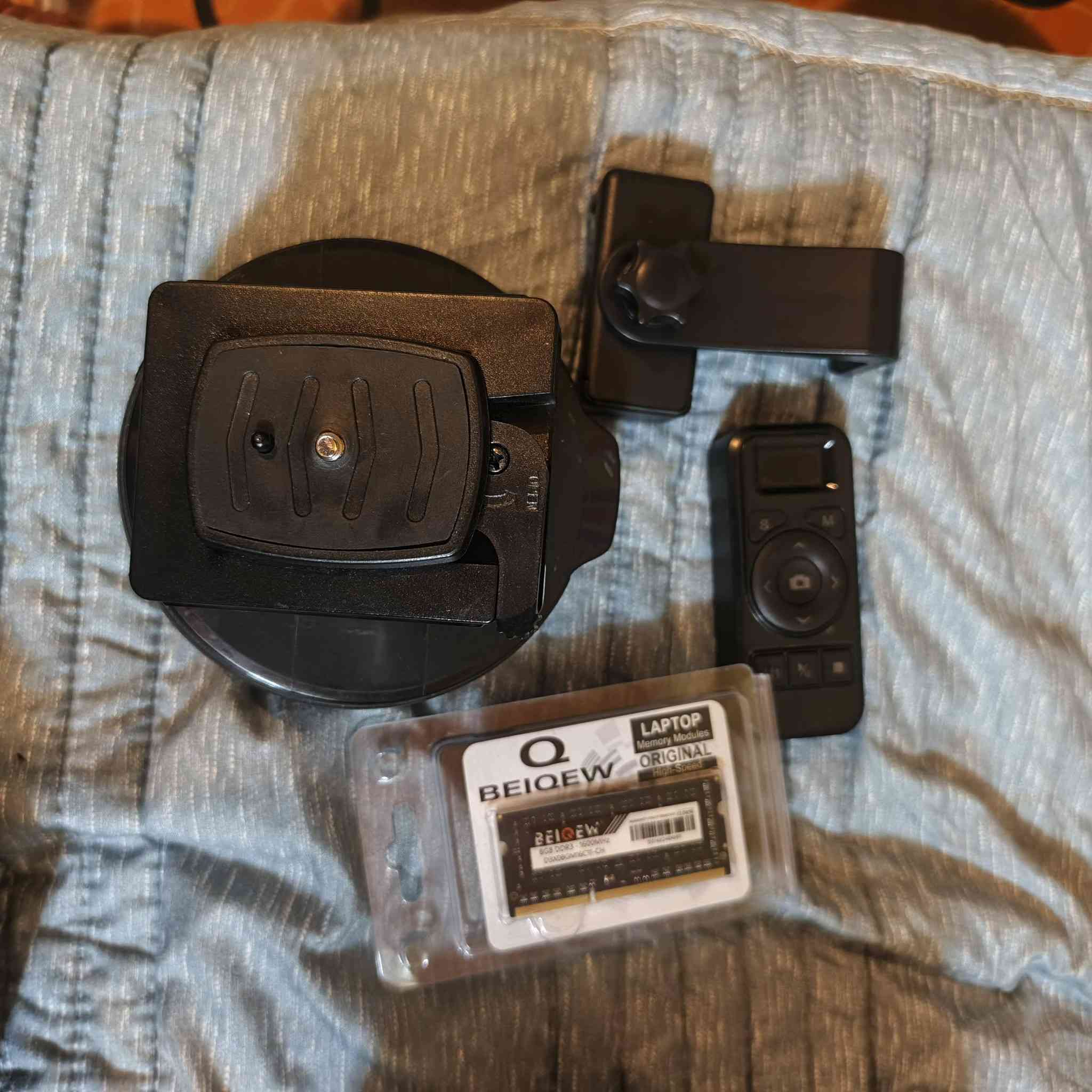 رأس التصوير الذكي اللاسلكي من أندور (Andoer) طراز YT-1200 هو جهاز تثبيت آلي للكاميرات والهواتف الذكية. 
دوران بانورامي: يدعم دوران أفقي بزاوية 360 درجة، وإمالة رأسية بمقدار ±35 درجة. 
تحكم عن بعد: يأتي مع جهاز تحكم عن بعد 2.4G بمدى يصل إلى 100 متر. 
سرعة قابلة للتعديل: يوفر 9 مستويات مختلفة للسرعة لتناسب احتياجات التصوير المختلفة. 
سعة الحمولة: مصمم ليتحمل أجهزة بوزن يصل إلى 1 كيلوغرام.


**إذا كنت صاحب هذا الإعلان وتريد حذفه لأي سبب، رجاءا أرسل رسالة إلى الدعم الفني**