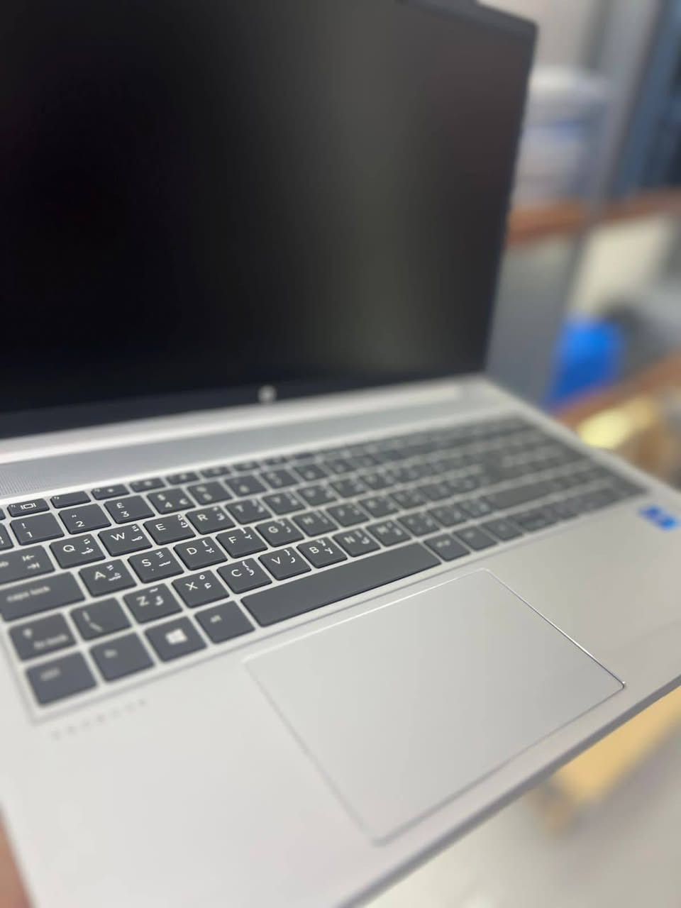 سووبر سلم 🔥

HP ProBook 450 G8

💯 نسبة نضافة عالية جداً

📌 المواصفات:
⚙️ المعالج: Intel Core i5 الجيل 11 فئة G7 (أداء سريع وممتاز للشغل والدراسة)
🧠 الرام: 8GB DDR4 قابل للتطوير
💾 التخزين: 256GB SSD M.2 سريع وقابل للتطوير
🎮 كرت الشاشة: Intel Iris Xe Graphics 
🖥️ الشاشة: 15.6 إنج Full HD – صورة واضحة وألوان جميلة

🔌 المنافذ:
USB ×3 + USB-C (يدعم الشحن والعرض) + HDMI + LAN + مدخل سماعة

🔐 المميزات:
✔️ بصمة إصبع (Fingerprint)
✔️ تصميم سوبر سلم وأنيق
✔️ شحن تايبسي 
✔️ بطارية جيدة للاستخدام اليومي(تدوم 5 ساعات)
السعر 425.000 ألف


**إذا كنت صاحب هذا الإعلان وتريد حذفه لأي سبب، رجاءا أرسل رسالة إلى الدعم الفني**