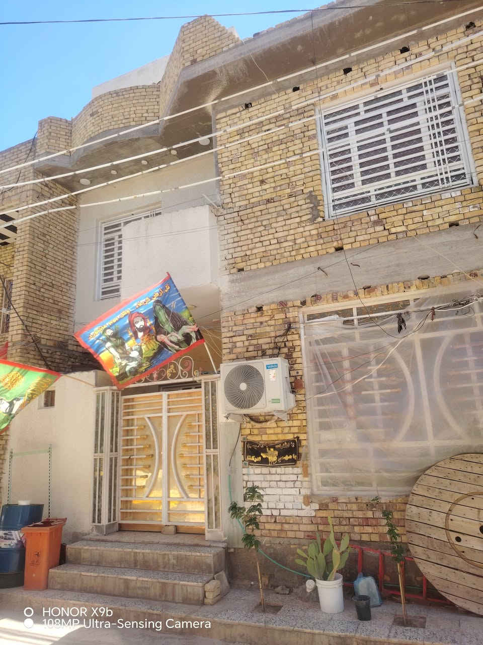 سلام عليكم دار البيع المساحه 100 متر مربع طابقين بناء حديث طابق الأول استقبال ومطبخ وصاله وغرفه حمام داخل ابيت وأخرج طابق ثاني غرفتين نوم وصاله جبيره وحمام وبلكونه العنوان حي رساله قرب سوق زبيد رقم ***********
