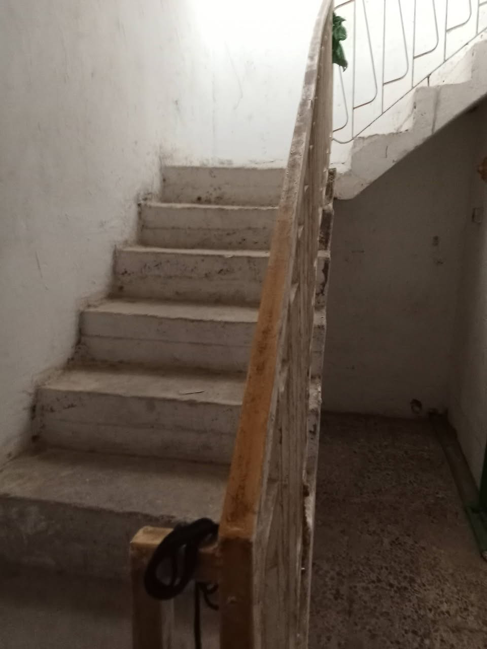 السلام عليكم
عندي دار للبيع مساحته 50م متوسط النظافة متكون من غرفة وحولي كمطبخ وحمام مشترك موقعه  ركن منطقة الاربع تالاف قرب السوق وبي مؤجر للاستفسار الاتصال على الارقام ‪
‏‪0787 694 9325‬‏ و‏‪ 750 538 7654
