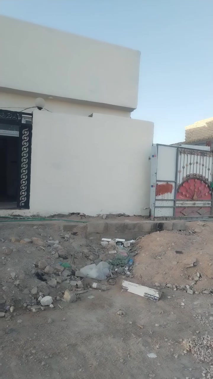 ٥٠م للبيع صب مسلح فوك و جوه
غرفة صاله مطبخ وصحيات..
جديد غير مسكون شارع المطار الجديد شارع المقرنص
السعر ١٦ مليون للاستفسار الاتصال *********** او مراجعة مكتب الساقي للعقار
