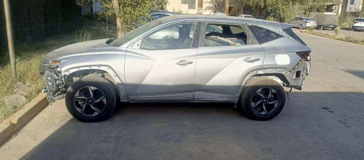 توسان هايبرد 2024 بلاص مواصفات فول 1/1 بدون سليت روف دواخل جلد أسود حساسات امامي خلفي كامره خلفيه شاشه كبيره ويل كب سيارة غراضها كامله بدون رقم بيع ..بيع ....بيع سعرها 165 ورقة وبيها مجال بسيط الاتصال على الرقم ***********
