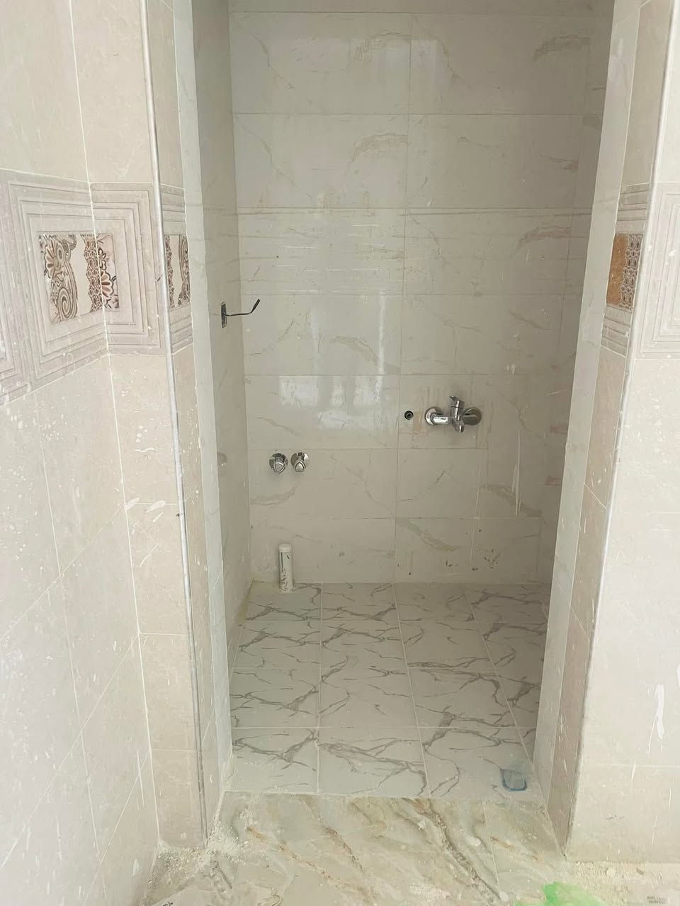 شقة للايجار.    للايجار      حي القاهرة شارع السايدين 2 نوم وصالة طابق اول بلكونة على الشارع  حديثة  السعر500 الف للستفسار***********
