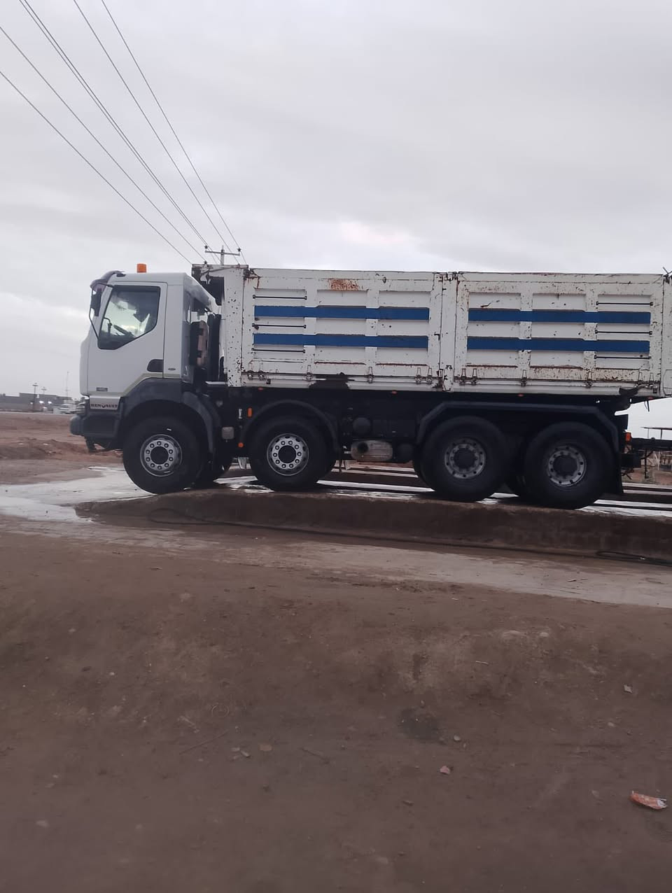 سلام عليكم للبيع رينو. قاطره ومقطوره رقم بغداد. انكليزي ثلاث لوحات تخم تاير  مكينه ٤٢٠ انجكتر مجموعه جيف مكان ديالى رقم ***********
