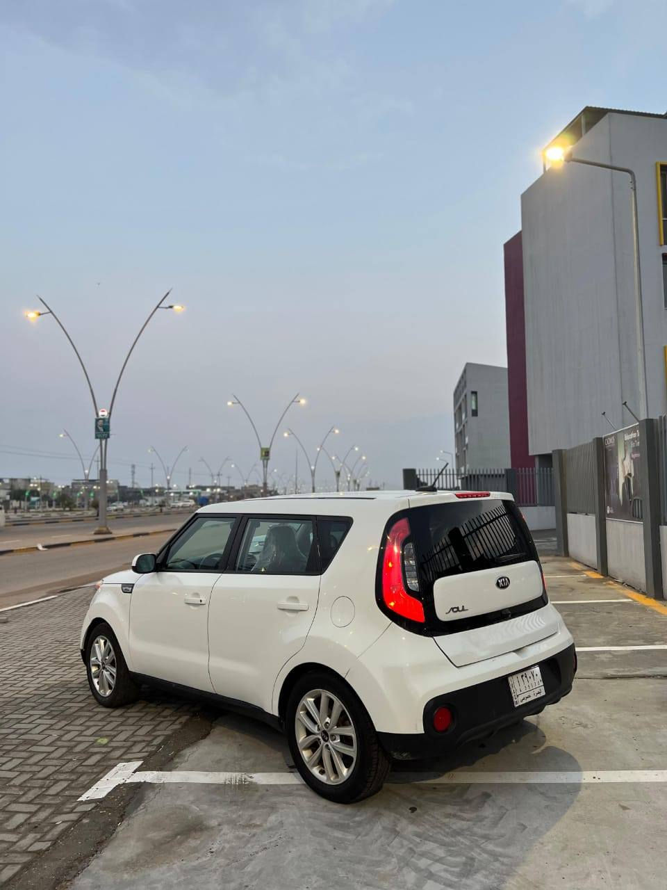 السلام عليكم
كيا صول للبيع 
موديل 2018
وارد امريكي 
محرك 2000
رقم بصره نكليزي 
سنويه ل 30 
تخم تاير 
دوشمه ارضيه
وا كشنات
سياره بسمي
شاشه جبيره 
كامره حساسات
منضومه زنون
السياره بيها اكم قطعه صبغ ابيع حزام 
***********
