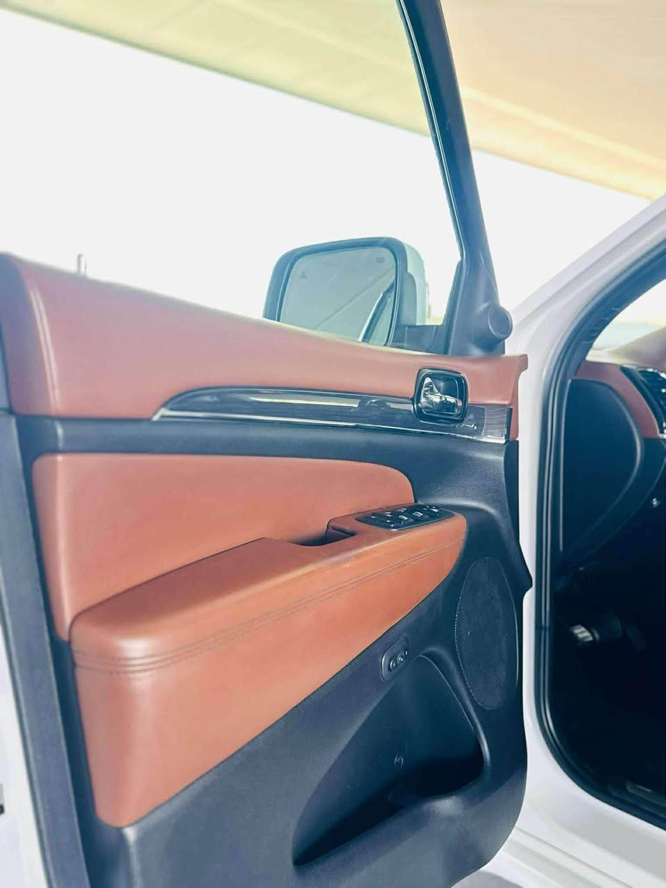 السلام عليكم 
سياره جيب للبيع 
فول موصفات 
جكات ،مري شفط ،تحكمات ستيرن ،فتحه قماره ،حساسات أمامي وخلفي وجوانب، 
سياره هوايه بيها مواصفات نضافه فول الفول 
ماشيه ٥٠ الف حقيقي 
السياره مثل ما موضح بالسونار 
الجاملغ الأمامي فقط والباقي مكفول 
رقمها بغداد سنويه جديده تحويل مباشر 
السعر 315 ورقه 
العنوان الانبار الرمادي 
***********
