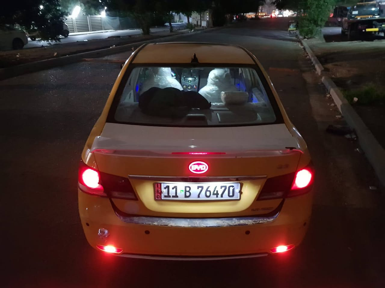 سلام عليكم للبيع بي واي دي جي ثري
موديل 2013 بسمي مصفره خط وبحث وهيئه وغرامه تحويل مباشر 
 مكينه كير اتو بلاديه خير من الله 
تكمها شواصي الغود حوضها نضيف وبدون ضرر بيه تكحيل بالكشر اثر شخوط 
تدفئه شغاله 
كهربائيات كلها شغاله وبلاديه 
جام اتو يصعد وينزل سنتر لك اربع بيبان 
دوشمه  وكاعيات جدد دشبولها نضيف 
لايت عالي ناصي اصفر 
 بلوجكترات ابيض ضبابي شغال 
الاستفسار على الرقم ***********
مكاني بغداد 
السعر 45 بيها مجال للشراي
