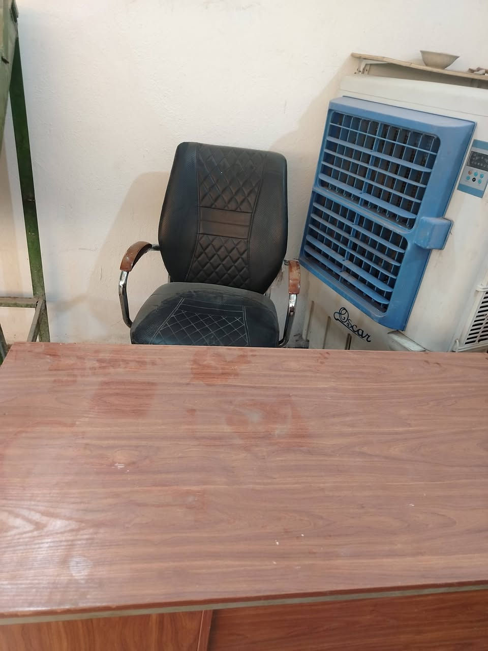 السلام وعليكم يوجد ميوزه مال علوه مخضر مع ميز وكرسي مكتب للبيع مكان بغداد ابو غريب استفسار ***********

