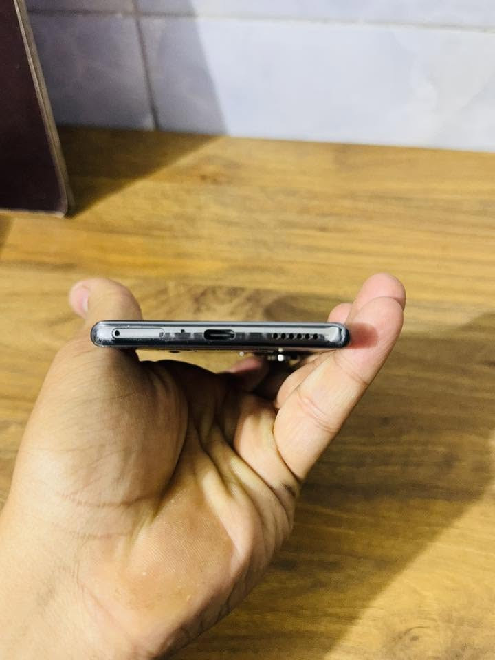 السلام عليكم جهاز tecno camon 40 pro 5g
للبيع 
مواصفات الجهاز 
ذاكرة 256 عشوائية 12
شاشة 144 hz
يدعم كل الالعاب بكل قوتهة وجودتها 
كامل ملحقاتة
وكارتونته موجوده 
ملاحضة الجهاز بي كسر بسيط بحافة الشاشة موضح بالصور مع نقص زر التشغيل والاطفاء الجهاز بطاريته قويه ومامستخدمينه استخدام قوي 
سعر الجهاز 320 وبي مجال للشراي 
رجاءً الموشراي لا يكسر بسعره 
للاستفسار ***********
