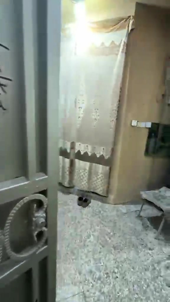 بيت مناسب جداً للزوار والمواكب
قريب على شارع الحولي بعد اربع بيوت عنه
قريب مستشفى الكفيل عمود ١٣٧٢ حي المصطفى 
١٠٠ متر طابقين 
نظيف البيت كامل جاهز للسكن
***********
