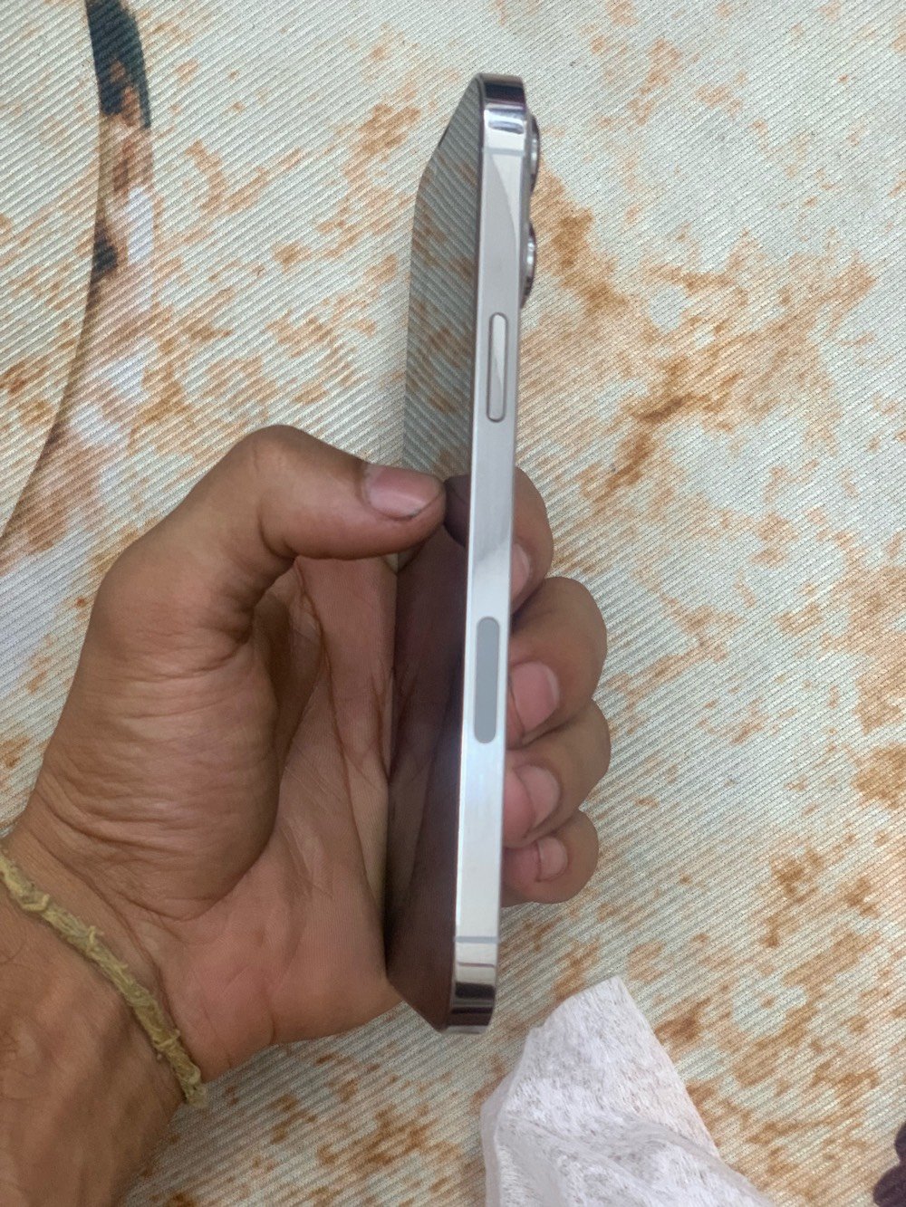 جهاز ايفون ١٣برو ماكس  
ذاكره ٢٥٦
بطاريه ٧٦
جهاز كلش نظيف اكثر من ماضاهر بالصور 
السعر.  ٧٠٠بي  مجال بسيط للشراي 
للتواصل واتساب ***********
العنوان بغداد مدينة الصدر
هواي مهم للمشتري: الجهاز مفتوح على كل الشبكات لو مقفول/ويا شريحة معينة؟: 
مفتوح
شنو حالة الجهاز من الداخل: كلشي شغال 100%، خصوصاً الكاميرات، السماعات، المايك، وبصمة الوجه؟: 
كلشي شغال ميه بالميه 
هل الجهاز وياه كرتونته الأصلية أو أي ملحقات ثانية؟: 
لابدون ملحقات
تفضل التسليم إيد بإيد ببغداد لو شلون طريقة الاستلام؟: 
نعم بيع مباشر واستلام مباشر 
