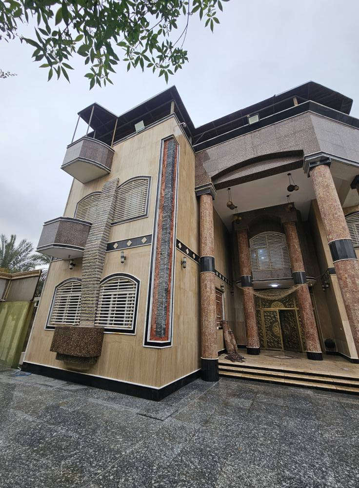 🏡 فلة فخمة للبيع – تصميم حديث ومواصفات مميزة
📍 الموقع: البصرة / السنيدية
📐 المساحة: 1300 متر مربع
📜 نوع الملكية: طابو صرف سهم تحويل بأسم المشتري 
🧱 نوع البناء: طابوك – بناء حديث
✨ تفاصيل الفلة:
• 6 غرف نوم ماستر سويت (حمامات مستقلة لكل غرفة)
• 5 صالات واسعة بتصاميم عصرية
• ديوان خارجي بمساحة (15 × 7 متر)
• كراج كبير يتسع لـ 8 سيارات
• حديقة كبيرة ومناسبة للاستجمام
• تصميم راقي ومساحات مفتوحة مريحة
• تشطيبات حديثة ومواصفات فخمة
💎 مميزات إضافية:
✔ موقع هادئ ومميز
✔ مناسبة للسكن العائلي الراقي أو الاستثمار
✔ توفر جميع الخدمات في المنطقة
📞 للاستفسار:
*********** البصرة, العراق
