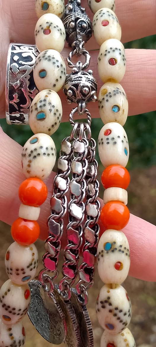 سلام عليكم ورحمه الله وبركاته 🙏🙏❤️❤️
 مسبحة عضم انتيك منزلة نحاس وعيون فيروز ومرجان شغل يدوي عدد الحبات٣٣حبة وقياس الحبة ١٣/٩مل محلاية بفواصل مرجان وشرابة فضة 🙏🙏❤️❤️


**إذا كنت صاحب هذا الإعلان وتريد حذفه لأي سبب، رجاءا أرسل رسالة إلى الدعم الفني**