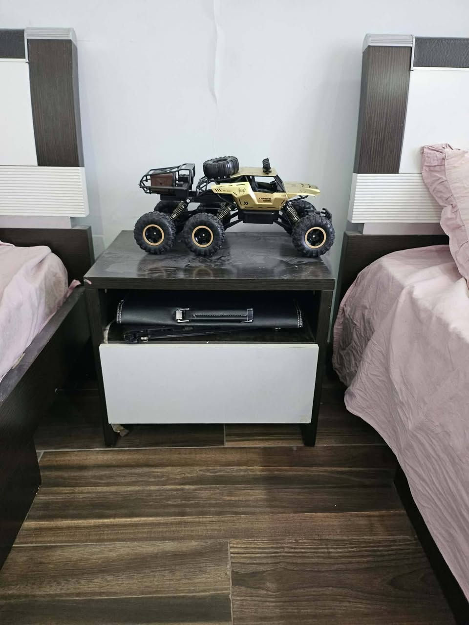 غرفه نوم
جرباية نفر ونص عدد اثنين مع فرشه
بوفيه 
كنتور 
جررات عدد ثنين 
مع ميز تلفزبون 
سعر 570 الف 
تواصل ***********
