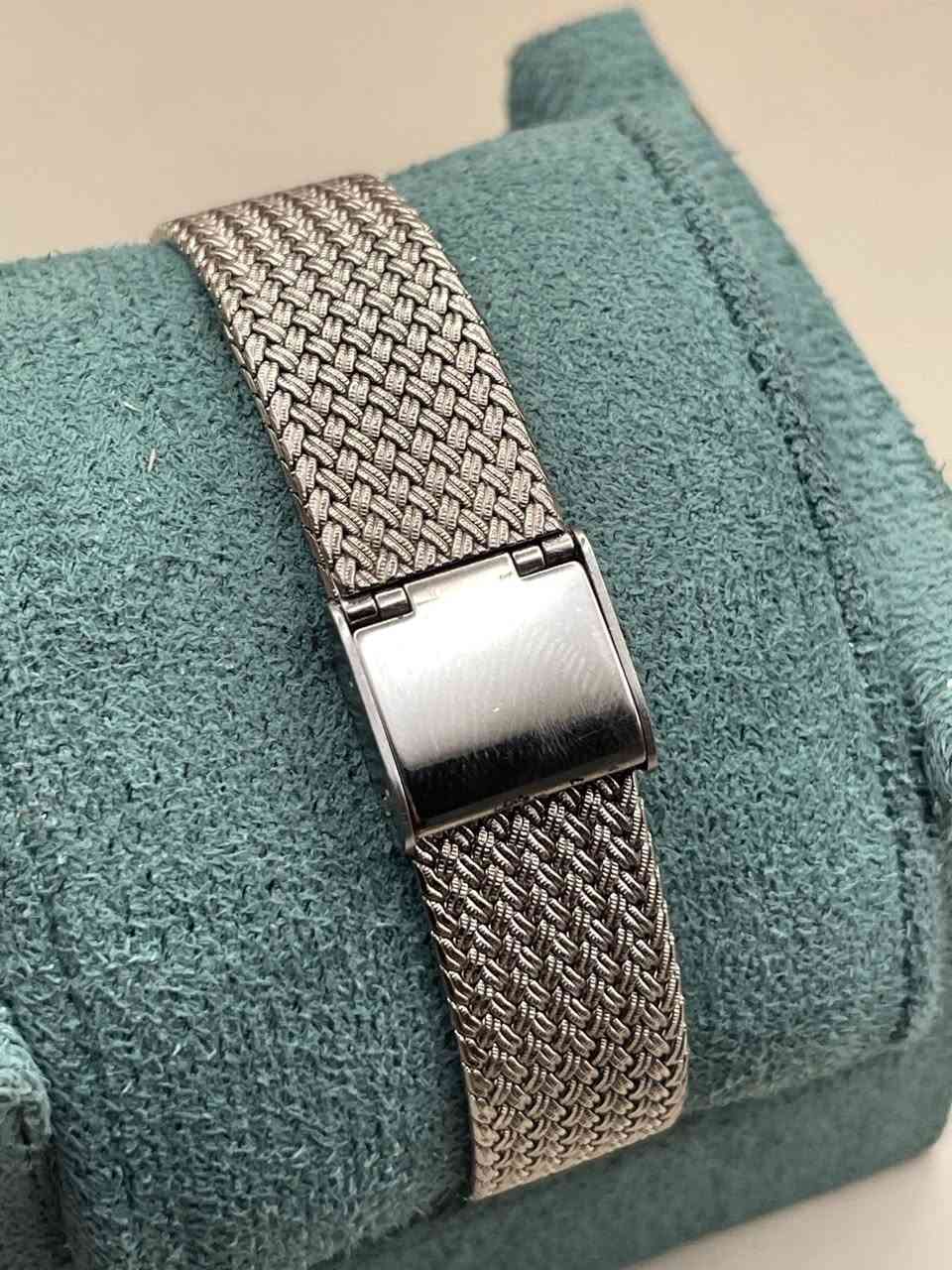 هذه الساعة هي تحفة فنية تجسد الأناقة الفرنسية الهادئة. ماركة Roven Dino (Paris Design) معروفة بتقديم تصاميم كلاسيكية تشبه الساعات الفاخرة جداً.
إليك الوصف المقترح لإعلانك على فيسبوك وإنستغرام:
✨ سحر الأناقة الباريسية بين يديك.. للبيع: Roven Dino Paris ✨
لكل من يبحث عن التميز والقطع التي تتحدث عن ذوق صاحبها دون ضجيج، نقدم لكم هذه الساعة الفريدة من دار الأزياء الفرنسي العريق Roven Dino.
💎 لماذا تقتني هذه الساعة؟
• التصميم: مينا رمادي سماوي مخطط بلمسة "Texture" فخمة، مع إطار (Case) منقوش بدقة متناهية تعكس الضوء بجمالية مبهرة.
• المتانة: مزودة بزجاج Sapphire Crystal المقاوم للخدش، لتبقى ساعتك بلمعتها الجديدة دائماً.
• الحالة: نظافة 100% (كأنها خارجة من الوكالة الآن).
• السوار: حزام معدني بتصميم "المشغول" (Mesh/Intrecciato) مريح جداً على المعصم ويعطي انطباعاً بالمجوهرات الراقية.
📐 المواصفات الفنية:
• المنشأ: تصميم فرنسي (Paris Design).
• المقاس: 30*30 ملم (مربع بلمسة كلاسيكية تناسب المعاصم الراقية).
• المحرك: Quartz دقيق جداً وعملي.
• الإضافات: فصوص ناعمة عند الساعات تعطي لمسة من الفخامة.

السعر : 120 ألف 
للحجز و الاستفسار دايركت


**إذا كنت صاحب هذا الإعلان وتريد حذفه لأي سبب، رجاءا أرسل رسالة إلى الدعم الفني**