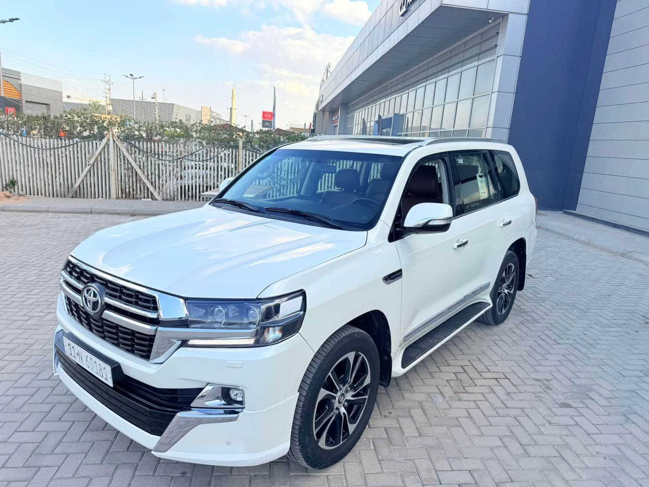 السلام عليكم لاندكروز 2021 رقم بغداد 
مكفوله من الصبغ والبارد والتكحيل 
ماشية 77 الف 
محرك V8 
جنطة كهرباء 
السيارة فول مواصفات 

مكان السيارة بغداد 

للاتصال // ***********
للاتصال// *********** بغداد, العراق
