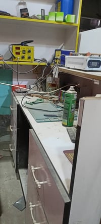 ميز صيانة موبايل جاهز مع أدوات صيانة للبيع  07890296214