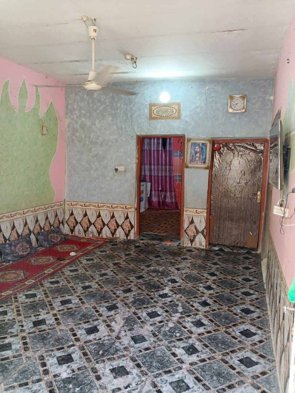 السلام عليكم للبيع بيت بحي الامام علي ع قرب الكوام الشرقين قريب علشارع العام المساحه 150 غرفتين وصاله ومطبخ وحمامات وبراني *********** بي واتساب

