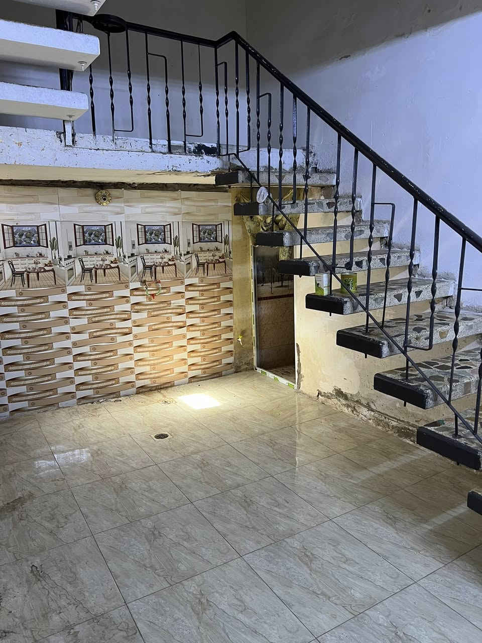 سلام عليكم دارالبيع مساحه 100متر موقع الحسينيه منطقت ١٣سكلات سعر60مليون وبي جال رقم هاتف ***********
