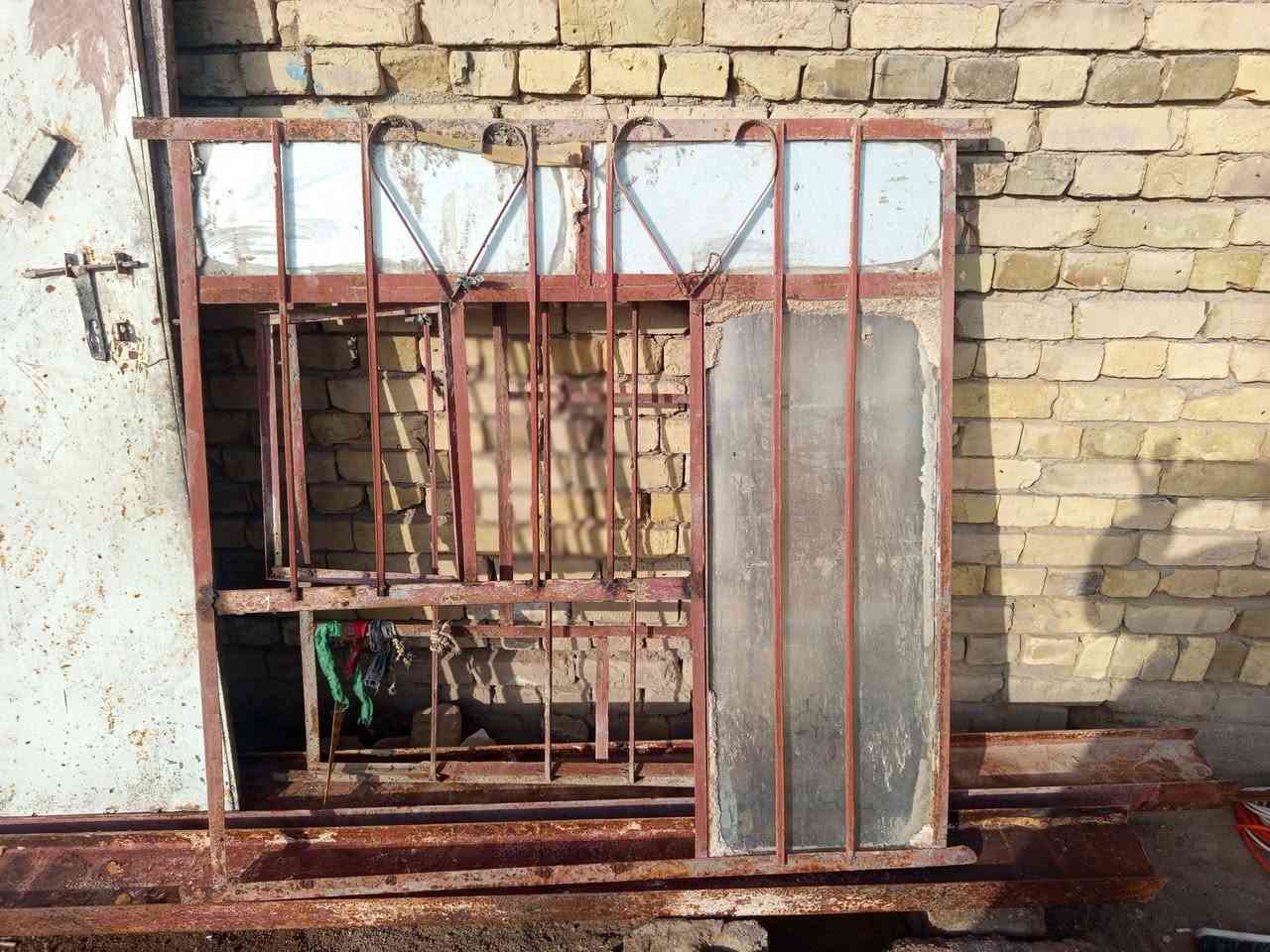 3 شبابيك متر ونص وبيبان 2 طلك وحده للبيع هذا رقمي ***********
