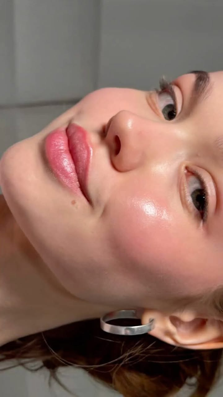 🌸عرض الدلال والجمال وصل 🌸
إذا تريدين بشرة ناعمة، نضرة ومشرقة ✨ فهذا العرض إلك 😍

🍑 سيروم أنوا  بالنياسيناميد:
✨ يساعد على ترطيب البشرة
✨ يمنح البشرة نضارة وإشراقة
✨ يساعد على توحيد مظهر لون البشرة

🌸واقي  كاثي دول:
✨ يمنح البشرة مظهراً أكثر إشراقاً
✨ يساعد على حماية البشرة من أشعة الشمس بفضل عامل الحماية SPF
✨ يترك البشرة بمظهر ناعم ومنتعش

دللي نفسج لأنج تستحقين تكونين بأجمل إطلالة كل يوم 💕🌷

سارعي بالحجز قبل نفاد الكمية 🛍️

#التوصيل_لجميع_المحافظات_مجاناااااا


**إذا كنت صاحب هذا الإعلان وتريد حذفه لأي سبب، رجاءا أرسل رسالة إلى الدعم الفني**