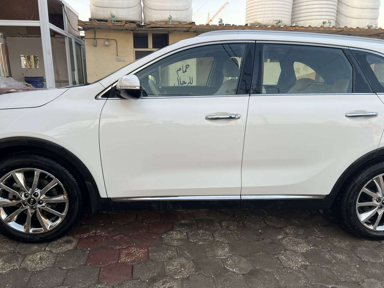 سورنتو 2018. رقم بغداد بإسمي إنكليزي والسيارة موجودة بالنجف 
فتحة 7راكب 6 سلندر سيارة جديدة فقط بارد إصبعين بالجاملغ الأمامي ورصعات جدا صغيرة مقدم البنيد اثر حصو  موضح بالسونار سيارة بصمه وشاشه ومري شفط وجنطة كهرباء ويدات نيكل وتحكمات وباقي المواصفات المعروفه مكفولة من كل شيء للاستفسار اتصل ***********سعرها 238
