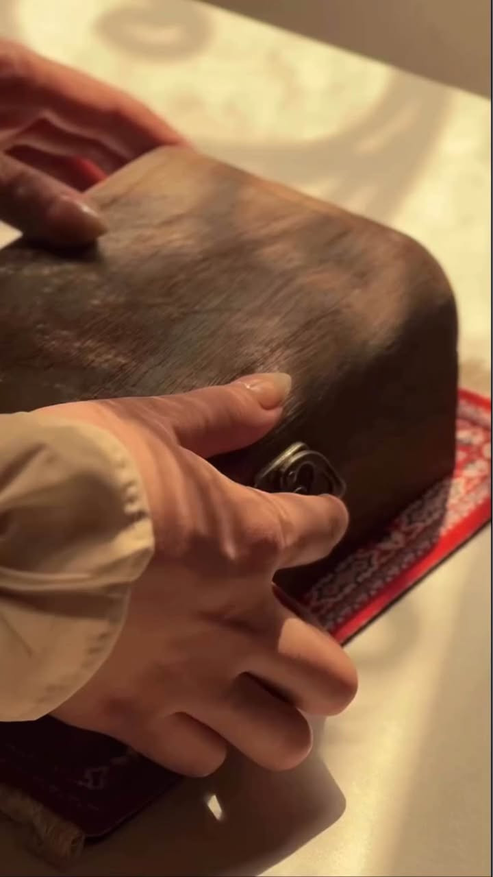 ✨ طقم صناديق خشبية فاخرة بثلاثة أحجام ✨

تصميم كلاسيكي يضيف لمسة دافئة وأناقة طبيعية لأي زاوية في البيت 🌿

مثالية لحفظ الإكسسوارات، المجوهرات، الذكريات أو حتى كهدايا مميزة 🎁

مصنوعة من خشب طبيعي بلمسة فنية راقية وإغلاق معدني متين 🔒

صغيرة.. أنيقة.. وتجمع بين الجمال والفائدة 💫

اختيار مثالي لعشّاق التفاصيل الكلاسيكية والديكور البسيط 🤎 بغداد, العراق


**إذا كنت صاحب هذا الإعلان وتريد حذفه لأي سبب، رجاءا أرسل رسالة إلى الدعم الفني**