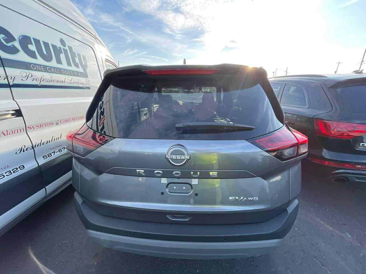 سلام عليكم نيسان روج موديل 23 فول مواصفات شنو الي بالك موجود بيه صبغ بنيد فقط ماشيه ٣٨ الف ميل مكينه 1500 تيربو كير حداديه جديده تخم تأيز سياره جاهزه تبريد امامي وخلفي ثلج مكينه شركه السياره شرط وضع الشركه السعر 145 وبيها مجال شرط المداور رقم بغداد الدولي الجديد سنويه لل٣٠ لضروف متوازي على بيعها وبالخير على الياخذه ***********
