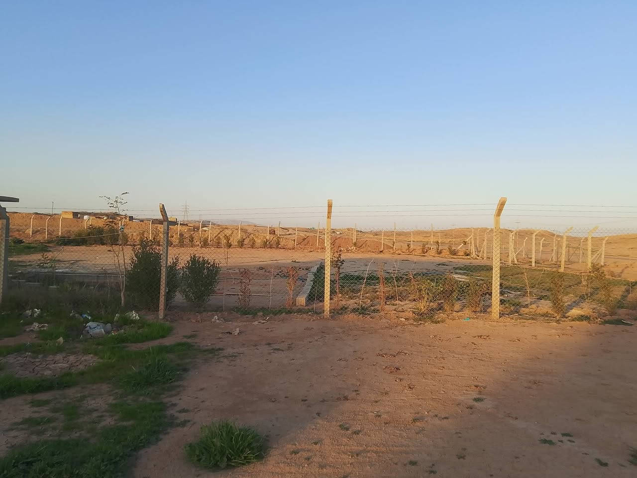 قطعة أرض للبيع قاميشلان طريق المنذريه مقابيل الشارع الخدمي مساحه1500متر مربع متوفر ماء كهرباء السعر 11مليون وبي مجال الاستفسار رقم الهاتف***********
