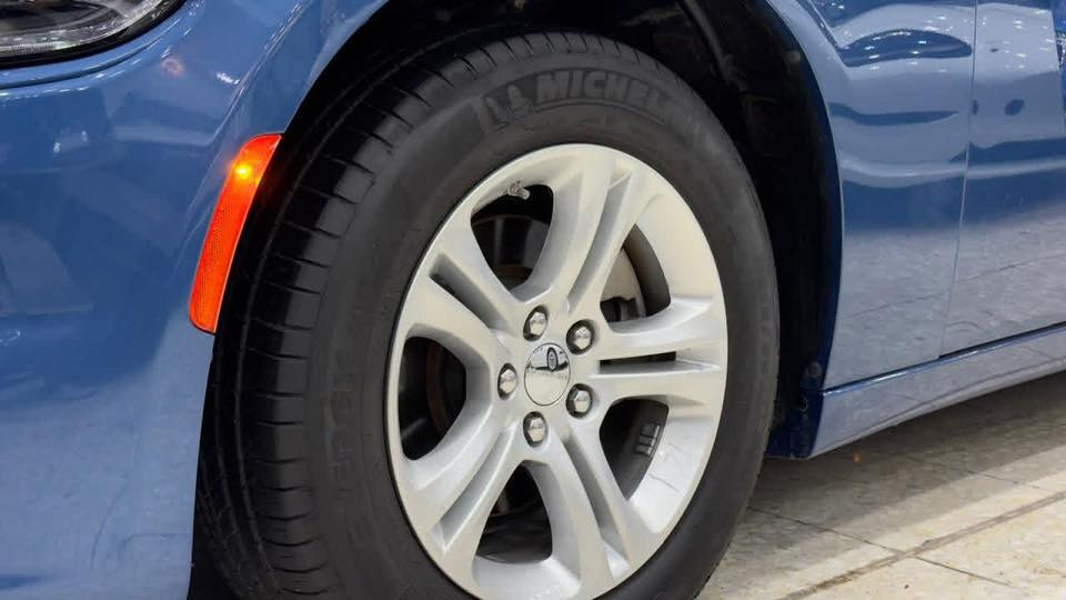 مطلوب مراوس بbmw الفئة الثالثة او الخامسة جارجر 2023  SXT ازرق بحري
بدون تبديل او صبغ 
بدون ضرر ايرباك
المواصفات
✅ دوج جارجر 2023 SXT اللون ازرق بحري
✅ محرك 6 سلندر 3600
✅ حساسات خلفي اصل مع كاميرا دوارة
✅ بصمة باب وبصمة تشغيل وتشغيل عن بعد
✅ ويل كب اصلي حجم 17 مع طقم تاير بحالة ممتازة 
✅ غرفة السيارة مخمل  لونين اسود ورصاصي  اصل 
✅ تحكم كهربائي لمقعد السائق فقط  
✅ تحكم ستيرن جهتين
✅ شاشة دشبول كبيره  متكاملة الايعازات 
✅ تبريد المركبة قطعتين امامي وخلفي 
✅ناقل حركه 8 سرعات 
✅ عداد المسافة الحالي 33 الف ميل  ✅ 

غير متوفر على الخاص  اللي يحب يتواصل وياي على الرقم
 
***********
