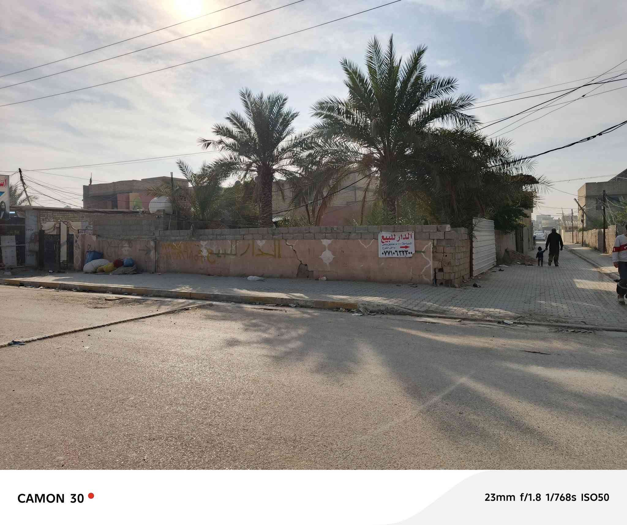 السلام عليكم عندي دار عل شارع ركن تجاري تفليش يعتبار كاع ٦٠٠ متر اوجه البيت ٢٠ متر النزال ٣٠ متر طابو سند ٢٥  من صاحبها الصالي تتكاتب اوياي تريد نصه ٣٠٠ متر عادي تريدها كامله بكيفك انته كافت الخدمات بيه/ الستفسار هاذ الرقم ***********
