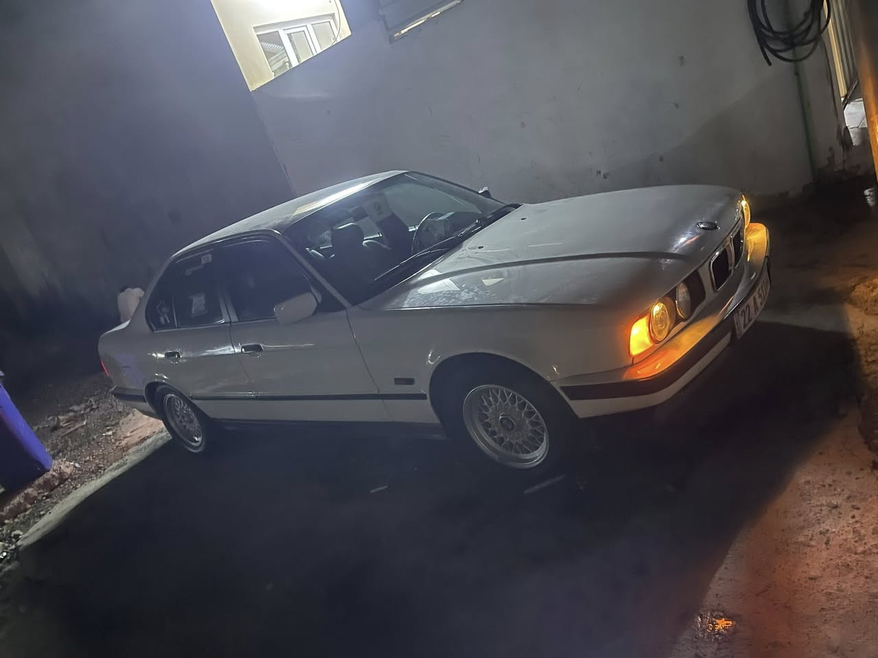 BMW موديل ١٩٩١ حجم ٥٢٥ فول بدون فتحت سقف تخم تاير داخل صاج رصاصي ***********

