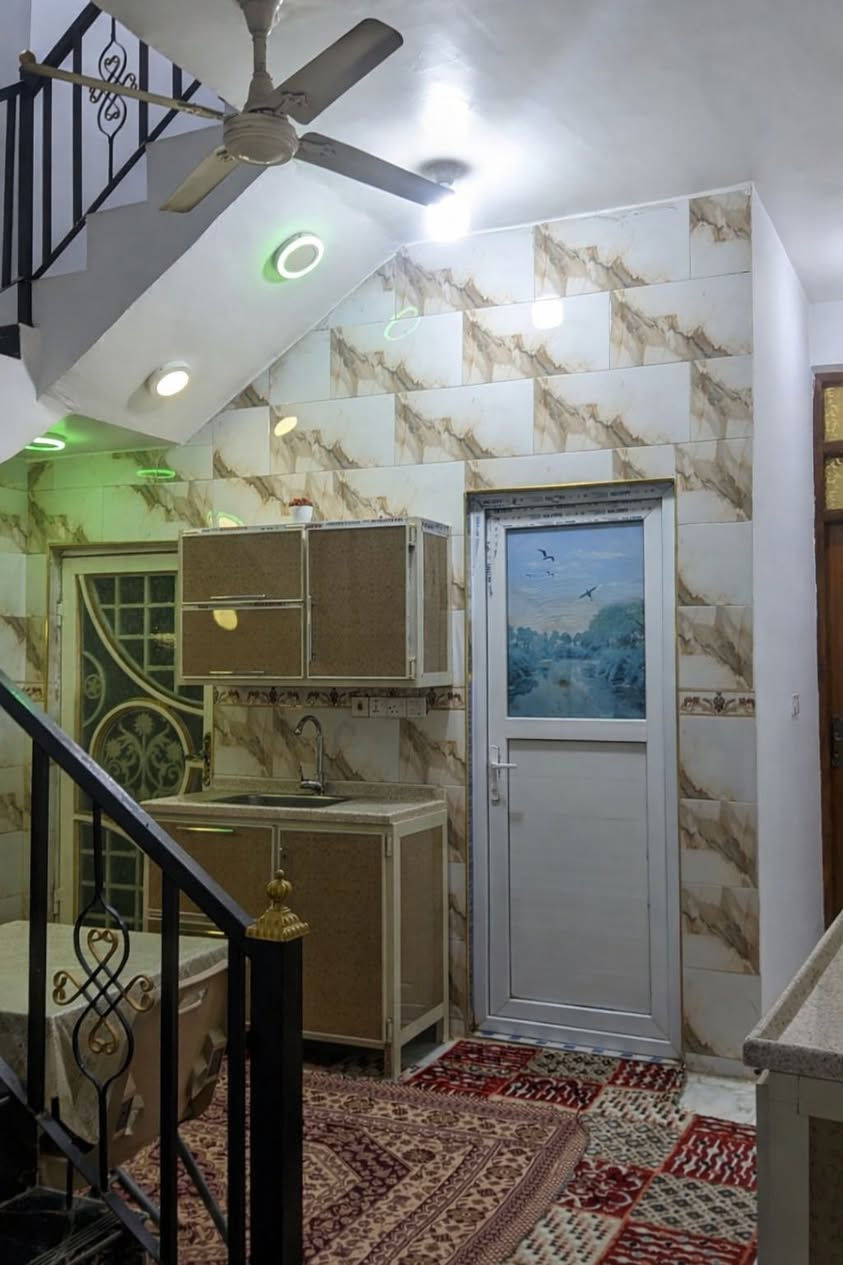مشتمل للبيع بحي الجامعة
خلف عمارة موسى الكاظم متكون 
من غرفه وهول ومطبخ وصاله 
طابق واحد 
تفاصيل خاص او اتصال على الرقم
***********
***********
