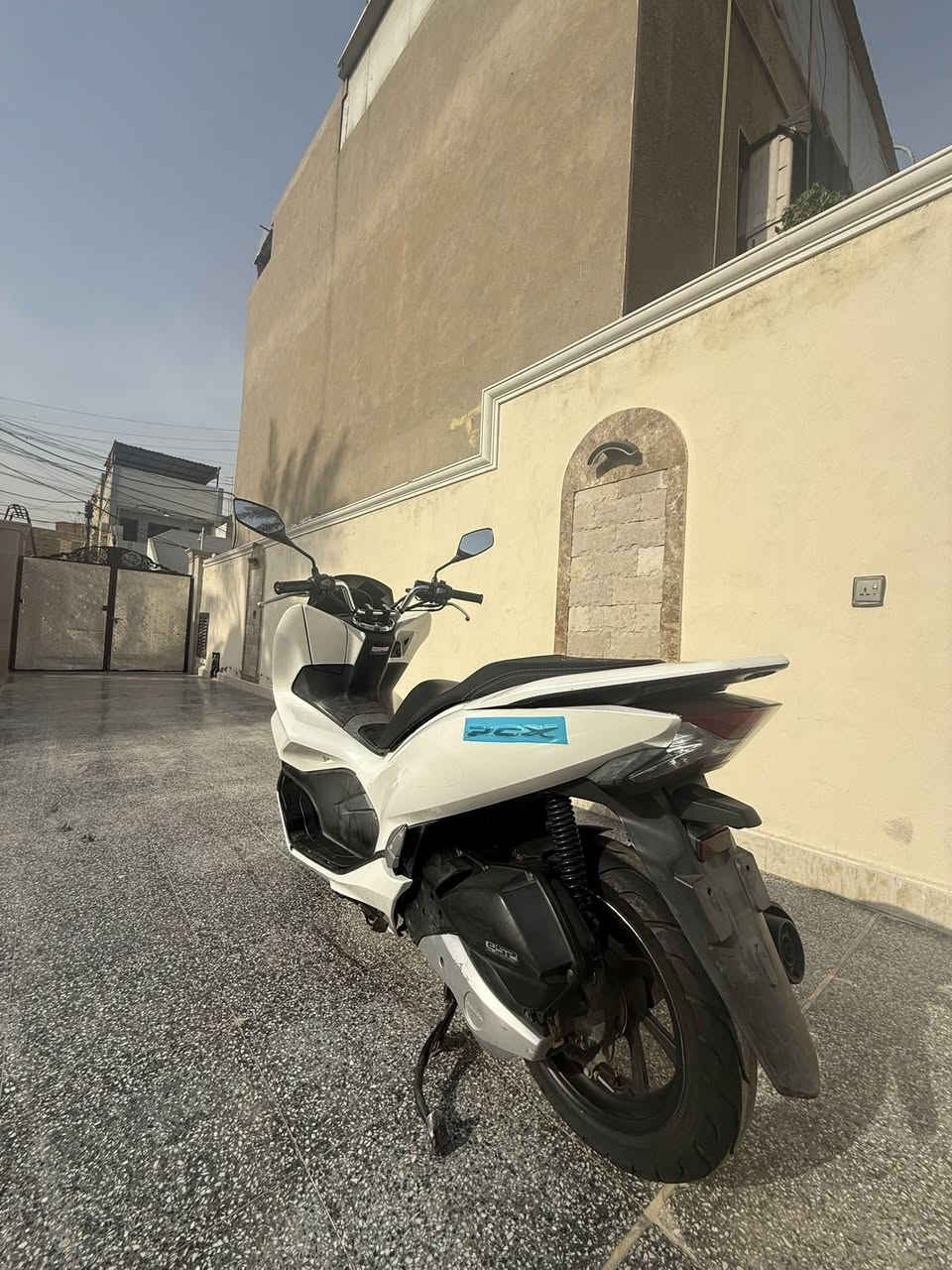 سلام عليكم للبيع دراجه PCx جيل ثالث  وارد كوري بصمة درجة حلو ونضيفة بمعنة الكلمة ماشية26.000 محرك برغي واحد مامفتوح بي كاملة مكملة مناقصهة شي كهربائيات كلهة شغالة السعر 15 ورقة وبيه مجال بسيط انتة شراي خابرني وتدلل مو شراي لاتعبني والسوك كلشي بي واني خادم اي استفسار ***********
