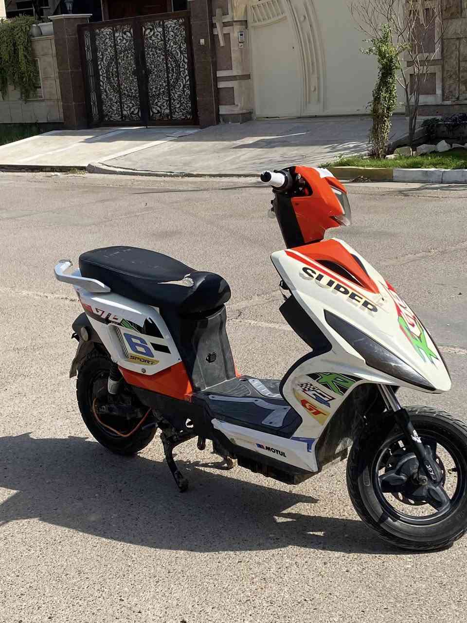 سلام عليكم دراجه شحن لبيع ماكس شحن 5 بطاريات كبار دراجة كاملة مكملة اي نقص ما بها لايت عالي ناصية إشارة يمنة و يسره قفل ستيرن بها وضع R دبل إشارة به نشرة السعر 360 وبيها مجال عنوان زيونة شارع الربيعي رقمي***********
