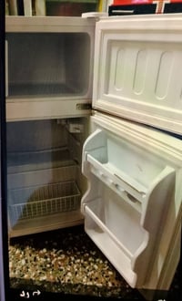 ثلاجه ٦قدم للبيع للاستفسار الاتصال بالرقم ٠٧٧١٧٩١٥٨٤٠ابو مهند