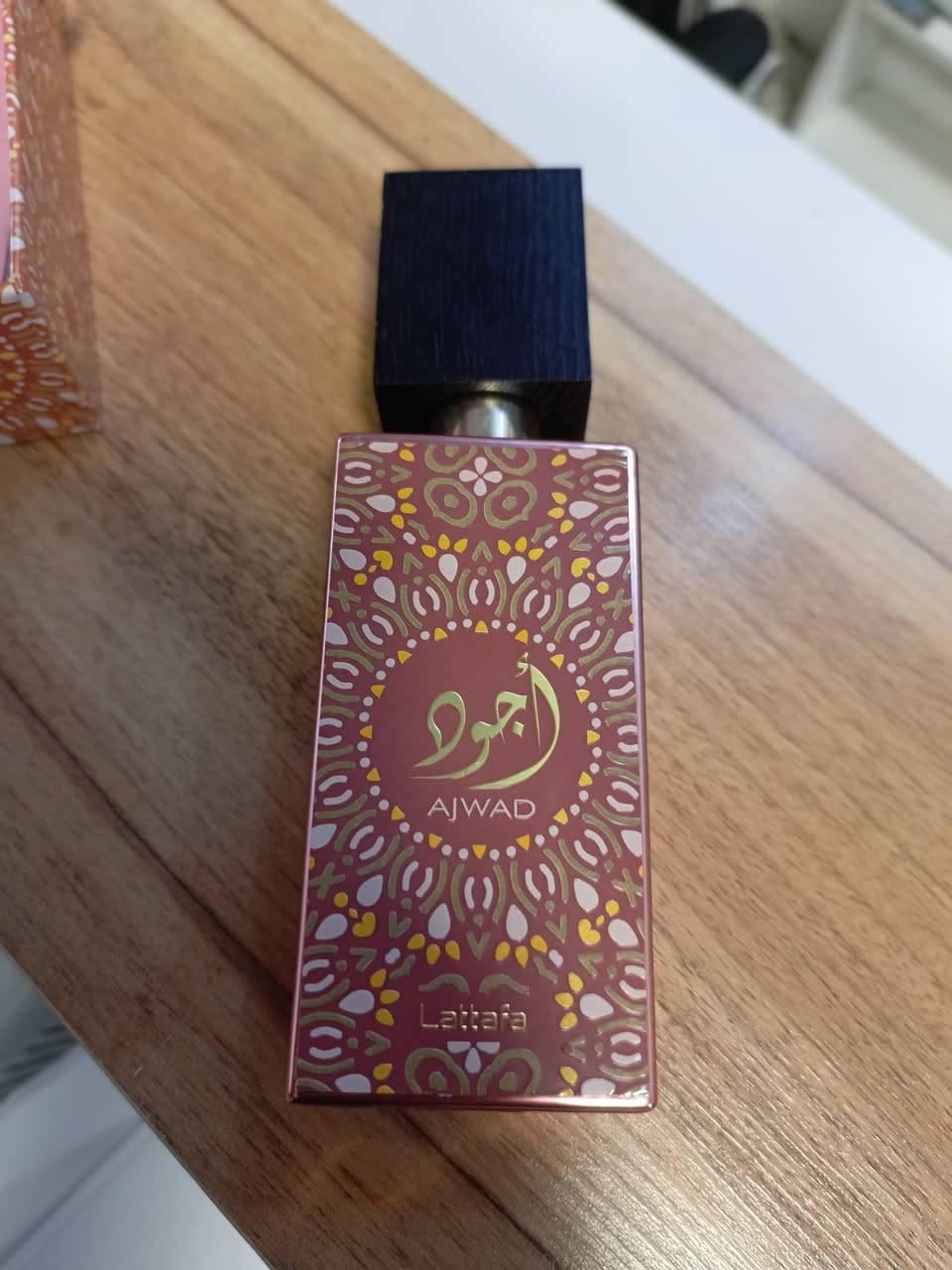 هذه العبوة هي عطر "أجود بينك تو بينك" (Ajwad Pink to Pink) من شركة لطافة للعطور للجنسين، وتأتي بحجم 60 مل.مكونات العطر: يتميز العطر بمزيج من الفواكه، الزهور، والمسك، حيث تشمل مقدمته الجوافة والجريب فروت الوردي، بينما يحتوي القلب على الورد والفاوانيا، وتتكون القاعدة من الجلود والمسك.الوصف: يوصف بأنه عطر فاخر وحلو، مناسب للمناسبات، ويتمتع بثبات جيد.
متوفر قطعه وحدة فقط 🌹🌹
الحجز خاص.. #الجميع


**إذا كنت صاحب هذا الإعلان وتريد حذفه لأي سبب، رجاءا أرسل رسالة إلى الدعم الفني**