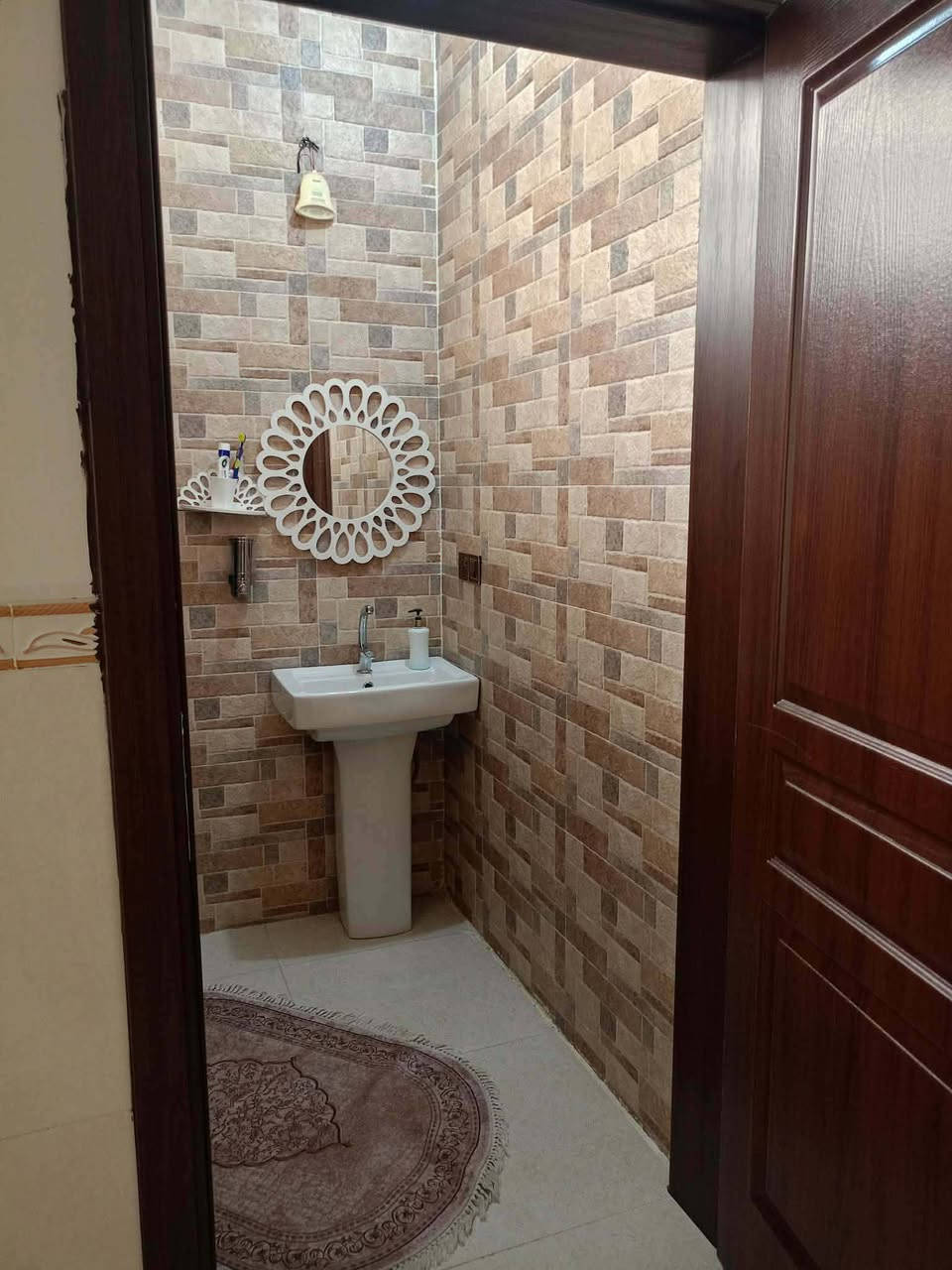 خانوو بۆفرۆشتن ڕزگاری گەڕکی سەنگاویەکان نزیک مزگەوت پیشەوا خانوەکە لەکوڵان نیە فەرعی ڕەیسیە نزیک جادە خاوەنی لەبەرپیویستی ئەیفرۆشێ ماڵی دۆستە بازاری نیە بەتایبەت بوخوی دروستی کردوە کامل متروبیست کاشی سبی سەرەوەی کاشیکەش پلاستیکە کامل تکدی موبەریدەی بۆکراوە هیچ نوقسانی نیە خانوەکە تازەدروست کراوە ڕوبەری خانوەکە 120مترە کوڵانی تازە مەجالی خەریکە بۆئەکرێ نرخی خوار بازاڕ ئەیفرۆشێ  دوو دفتەرو نیو مەعامەلە ژمارەی خاوەنی خانو ***********
