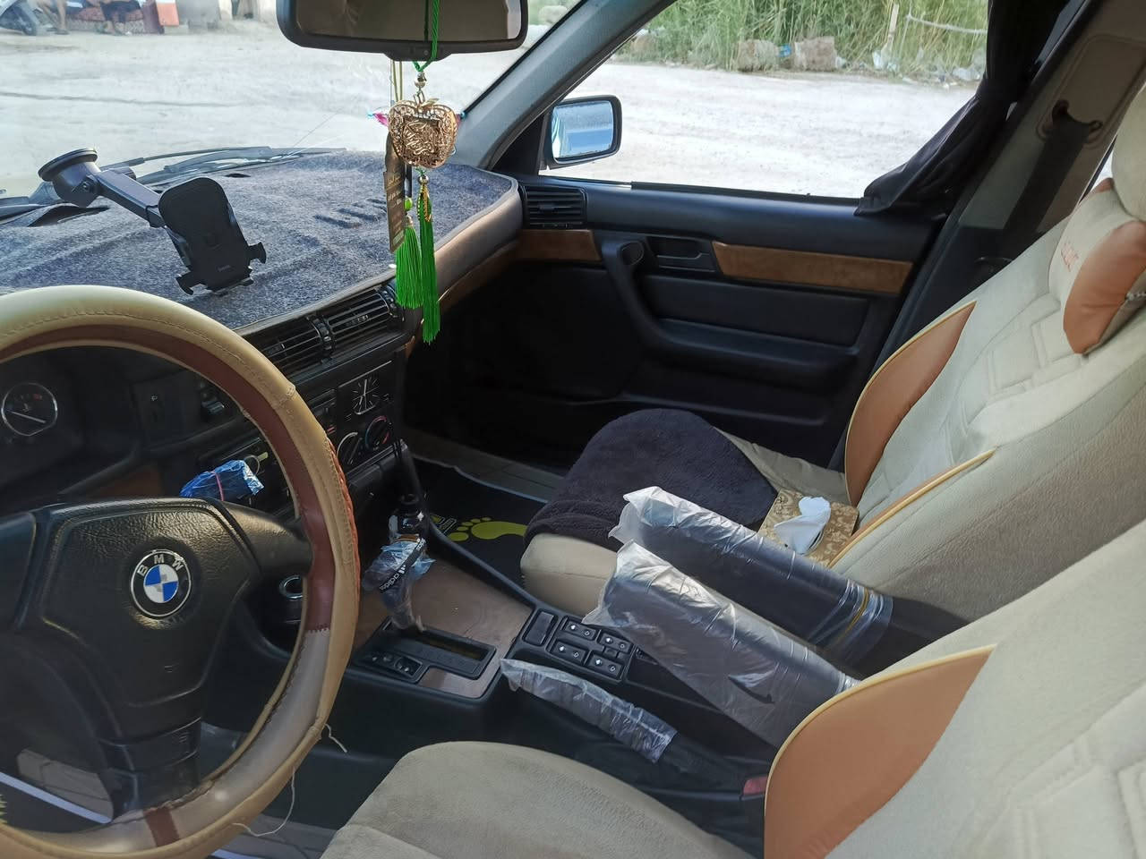 سلام عليكم بي ام  مكفوله حجم 525 فتحه مكفوله محرك وكير مكفولات حدداديه جديده تخم تاير ماعايزه برغي بسمي  سعرها 70 وبيها مجال (***********)
