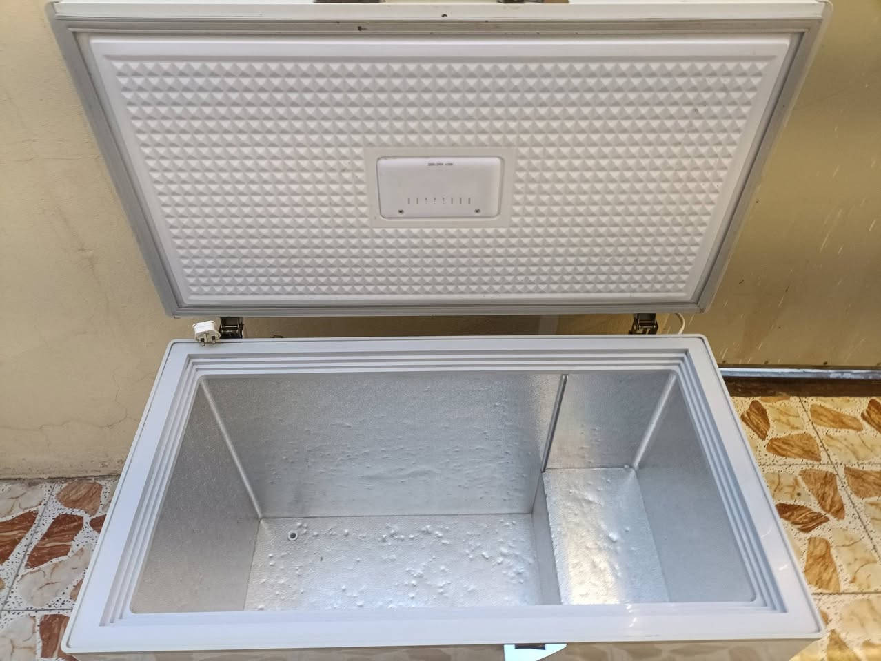 سلام عليكم 
مجمدة نوع شارك  للبيع نضيفة وخالية من العيوب
 السعر ١٨٥ مكان التأميم حي الاكراد 
للتواصل ***********
