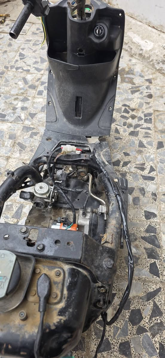 السلام عليكم ماكس عدلة بوشة 55 ,ابيعك كوم حديد  الدراجة أوراق كاملة مكاني مغربة *********** السعر 325 أوراق بية مجال شي بسيط
